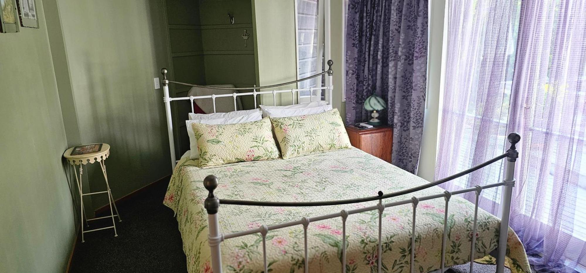 Fred&Donz Bed And Breakfast Taupo Exterior photo